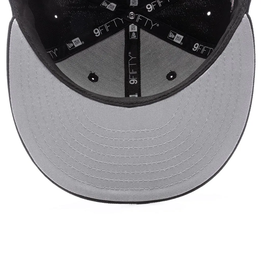 Feature x New Era Old English Scottsdale Fitted - Black/Snow Grey