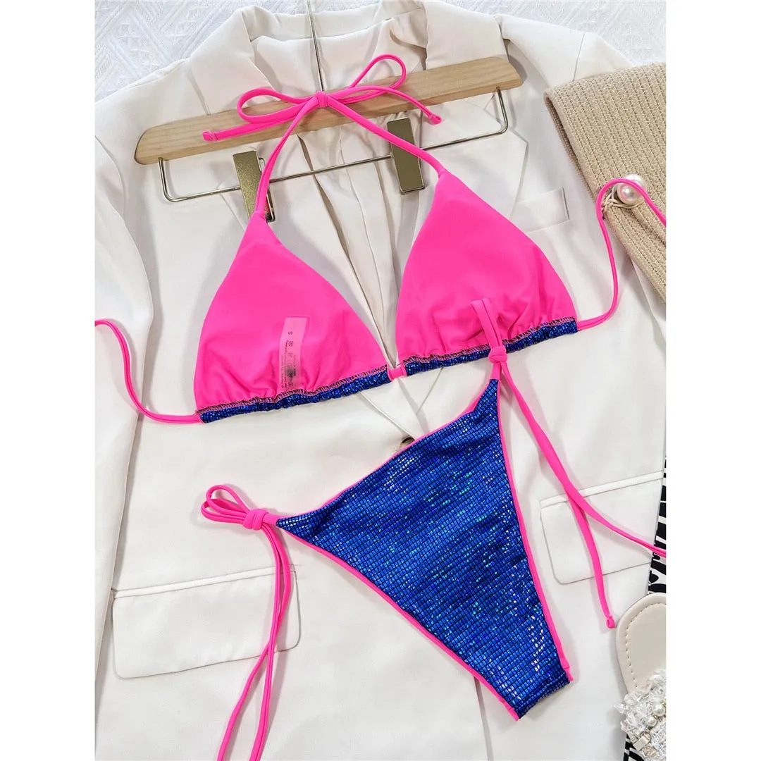 Sexy blau-rosa Bikini mit glänzenden Pailletten